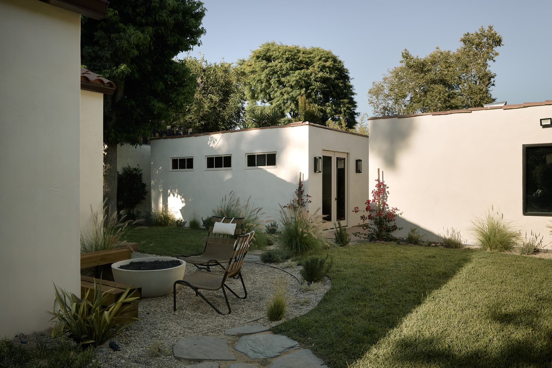 Outdoor courtyard of a Golden Vine Builders residence in Los Angeles